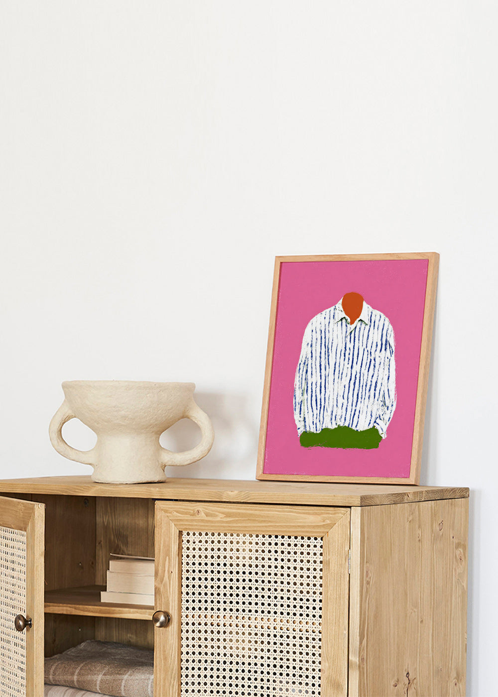 Illustration de chemise à rayures sur fond rose