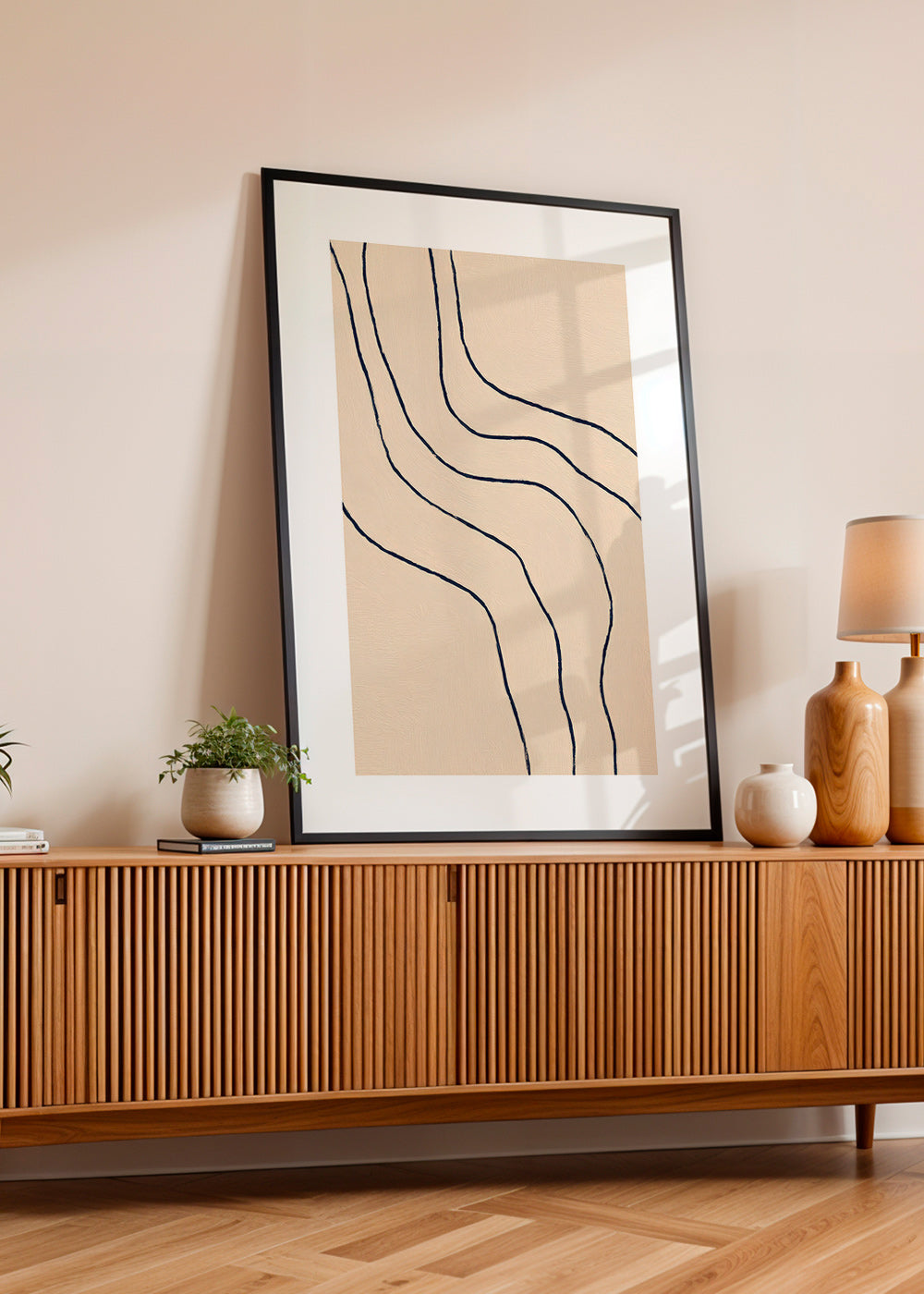 Œuvre minimaliste aux lignes organiques beige