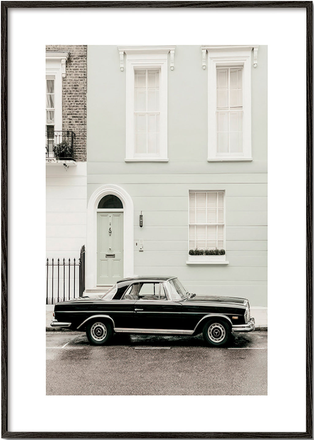 Impression vintage voiture classique devant une façade urbaine