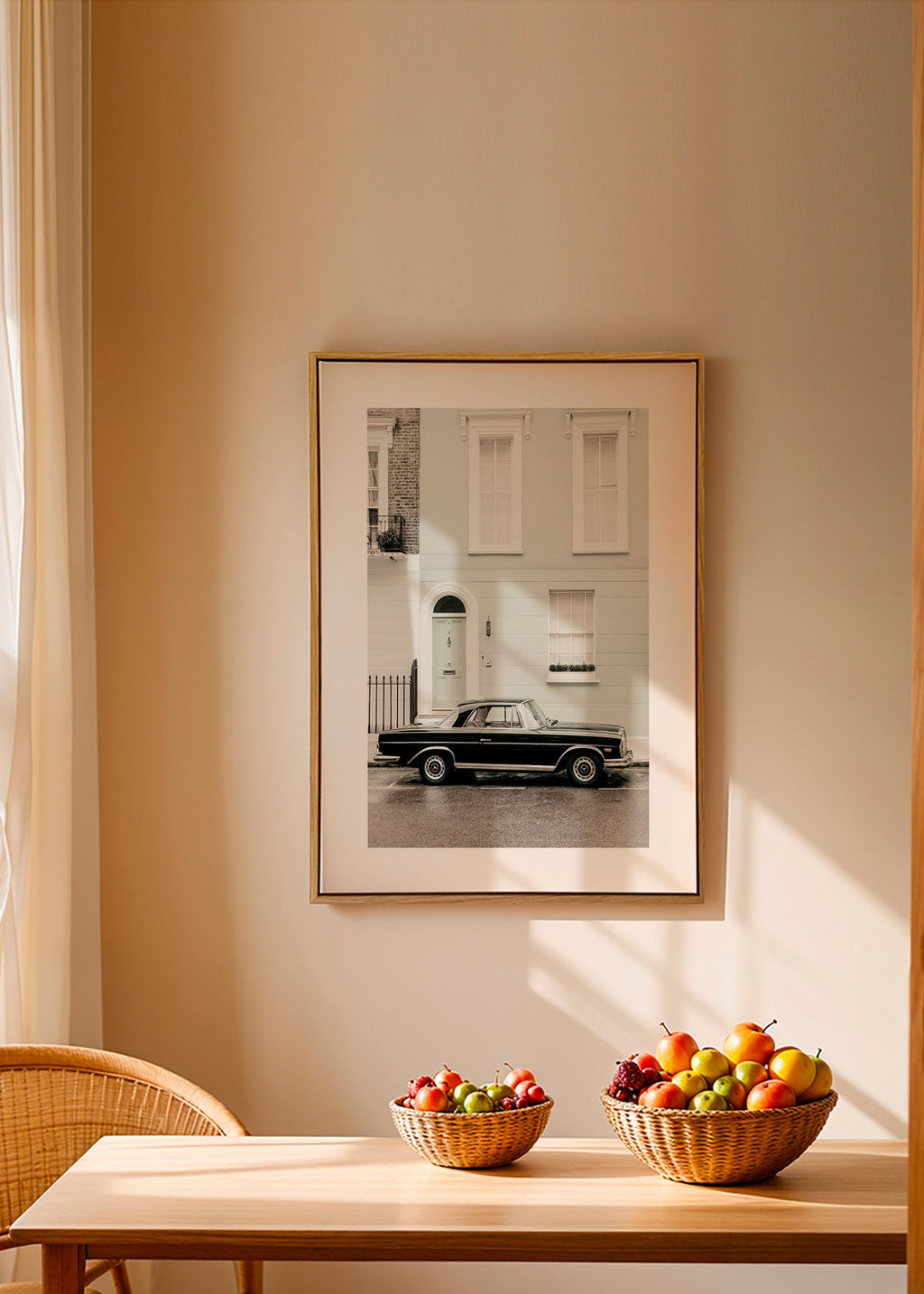 Impression vintage voiture classique devant une façade urbaine