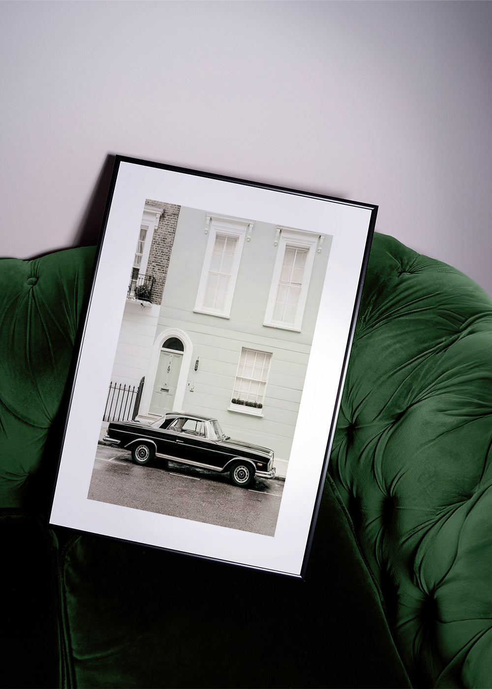 Impression vintage voiture classique devant une façade urbaine