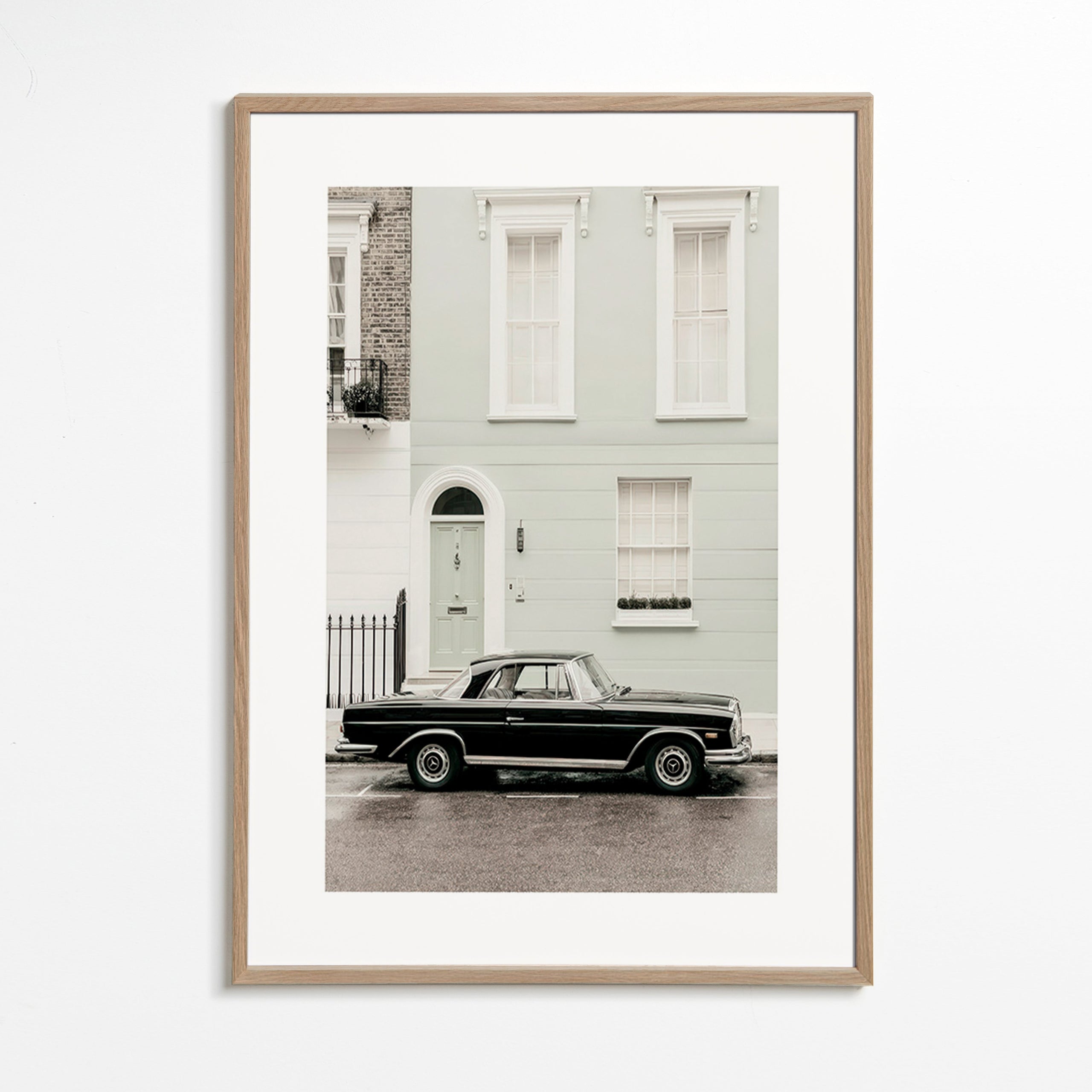 Impression vintage voiture classique devant une façade urbaine