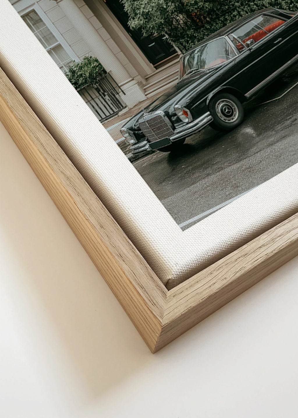 Photographie de rue d'une voiture classique