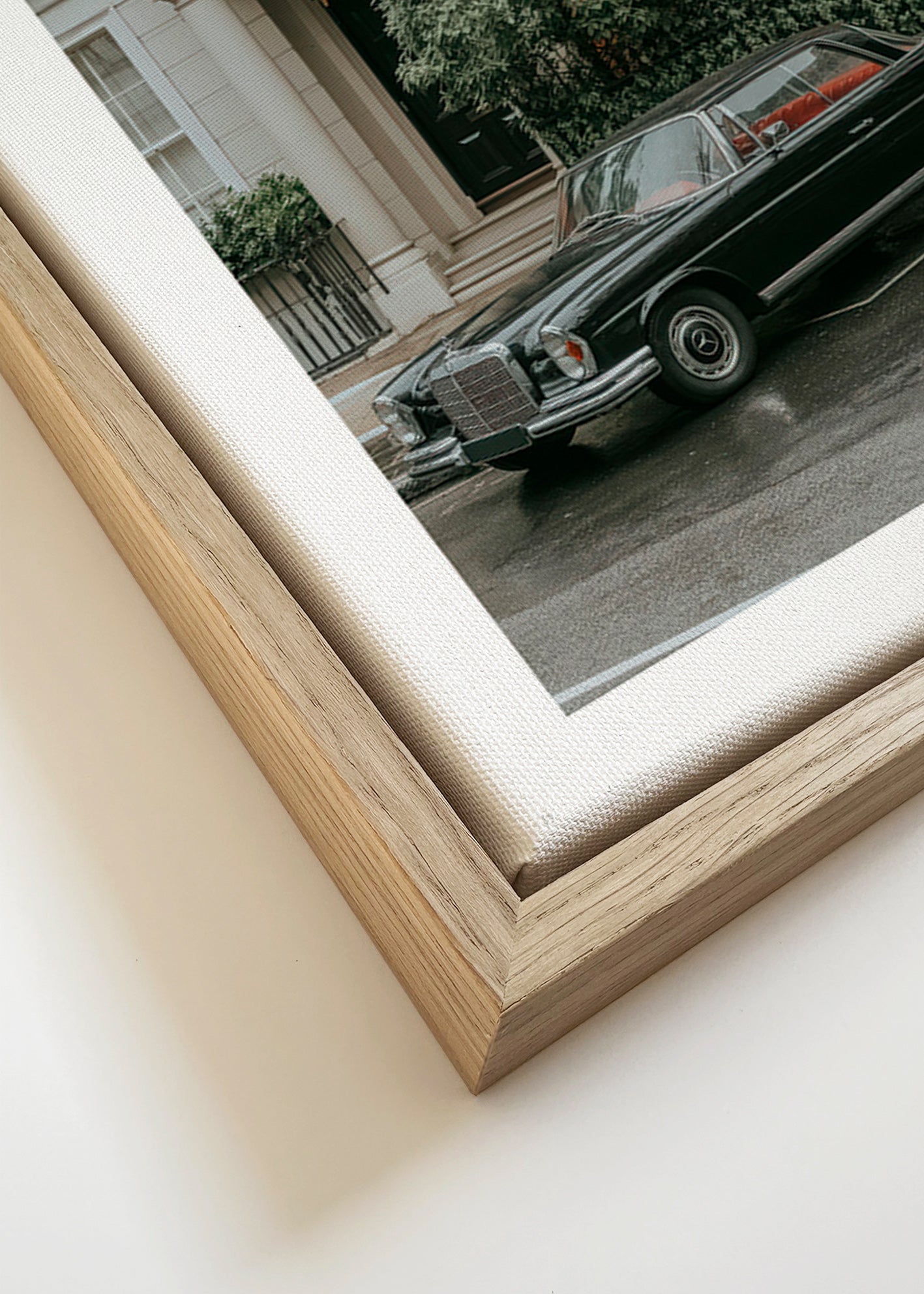 Photographie de rue d'une voiture classique