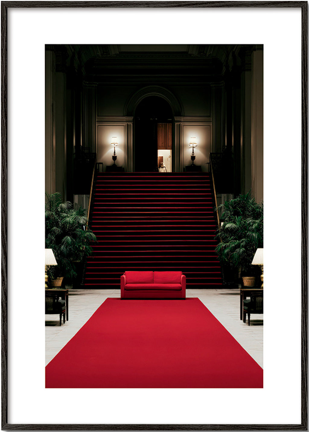 Photographie d'escalier avec tapis rouge