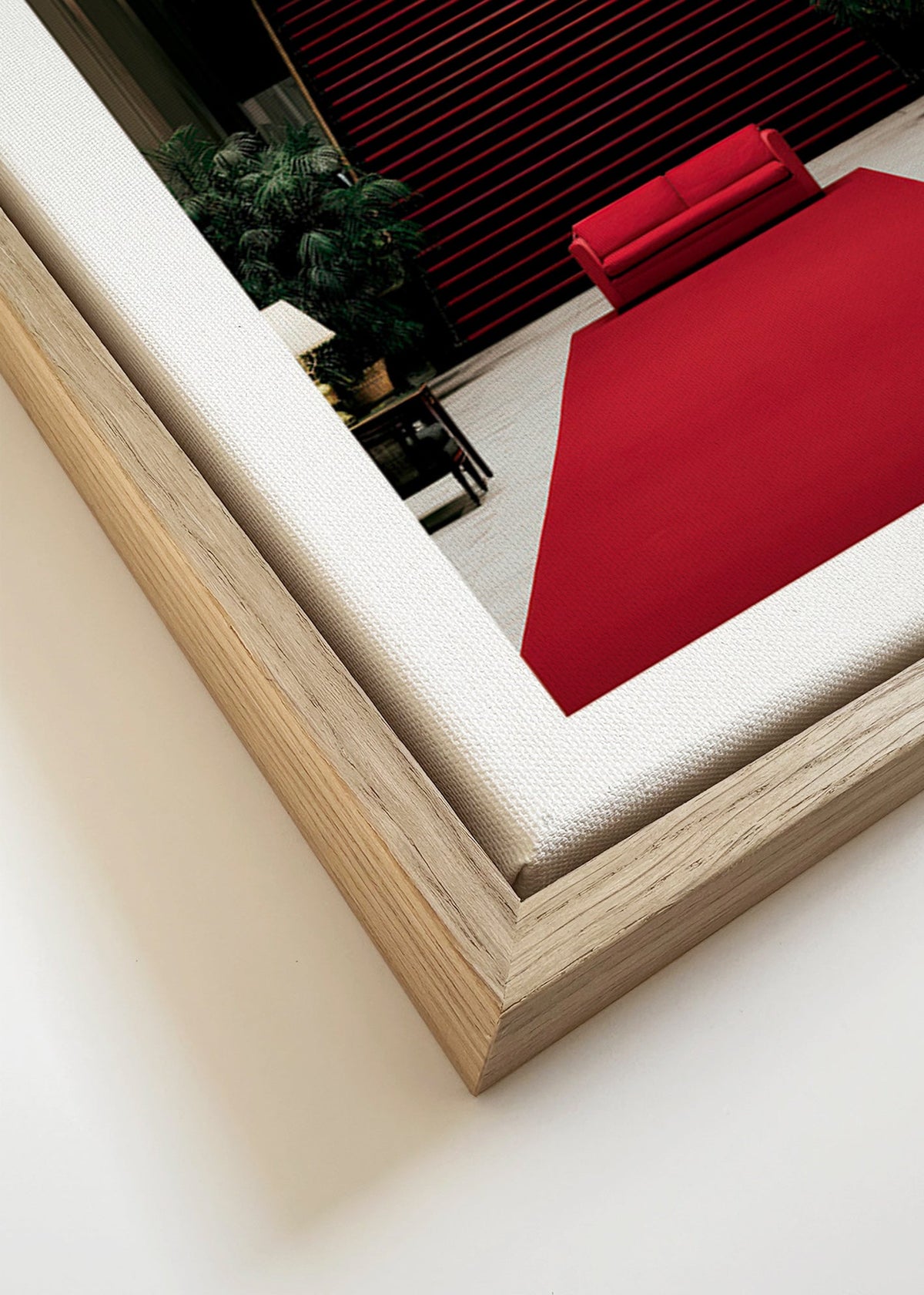 Photographie d'escalier avec tapis rouge