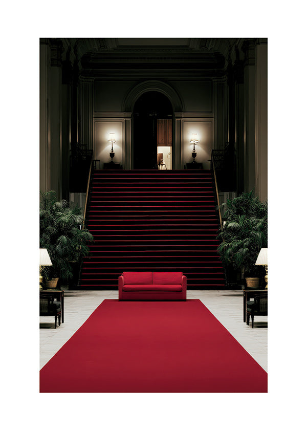 Photographie d'escalier avec tapis rouge
