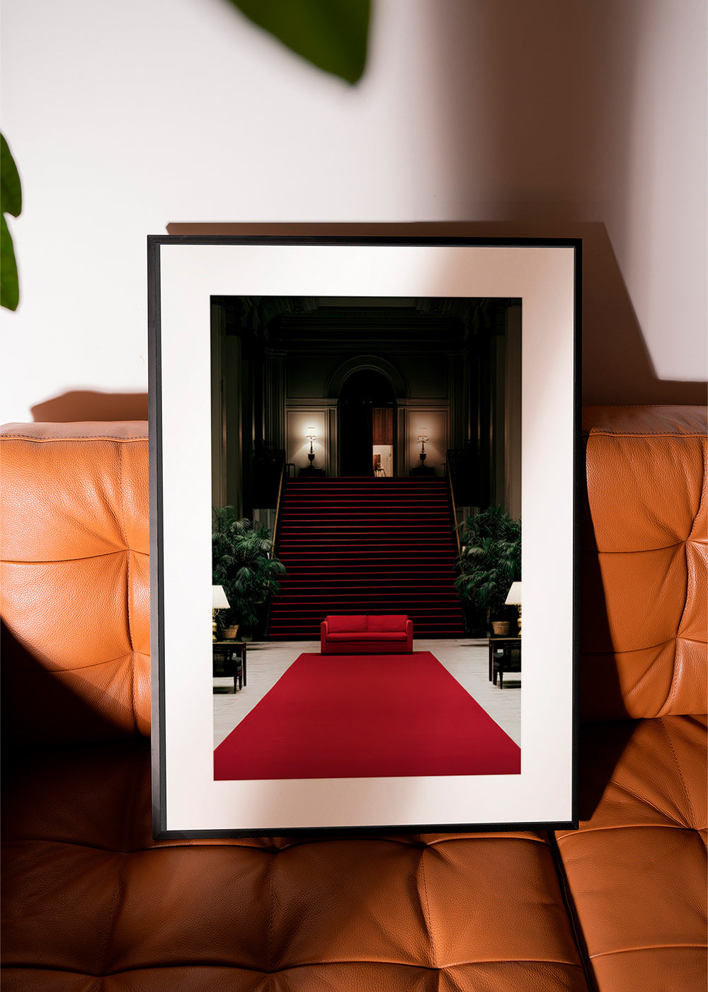 Photographie d'escalier avec tapis rouge