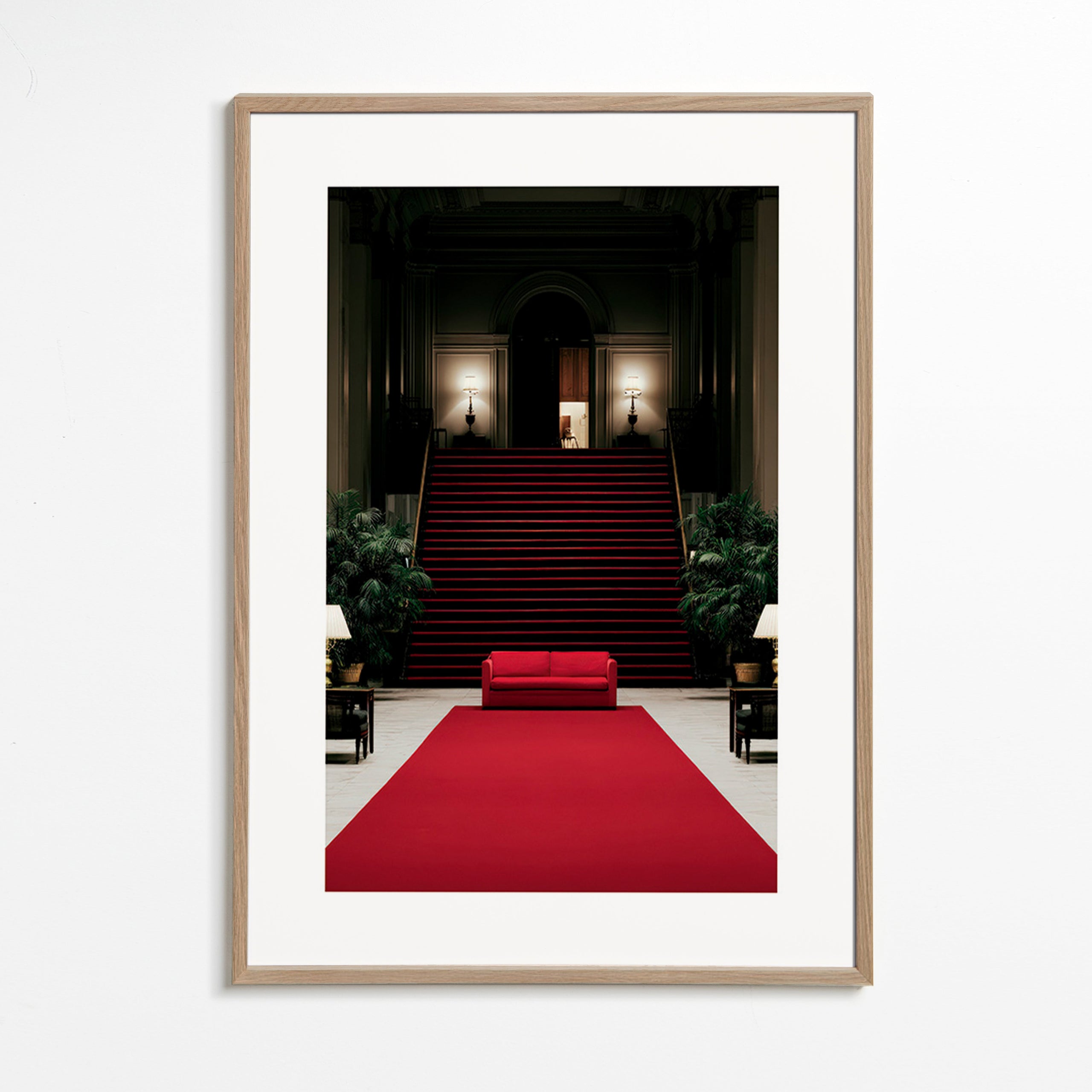 Photographie d'escalier avec tapis rouge