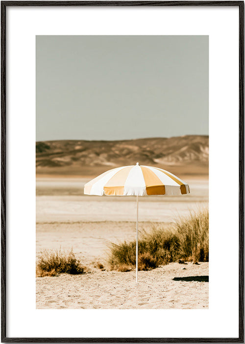 Art de paysage avec parasol de plage rayé