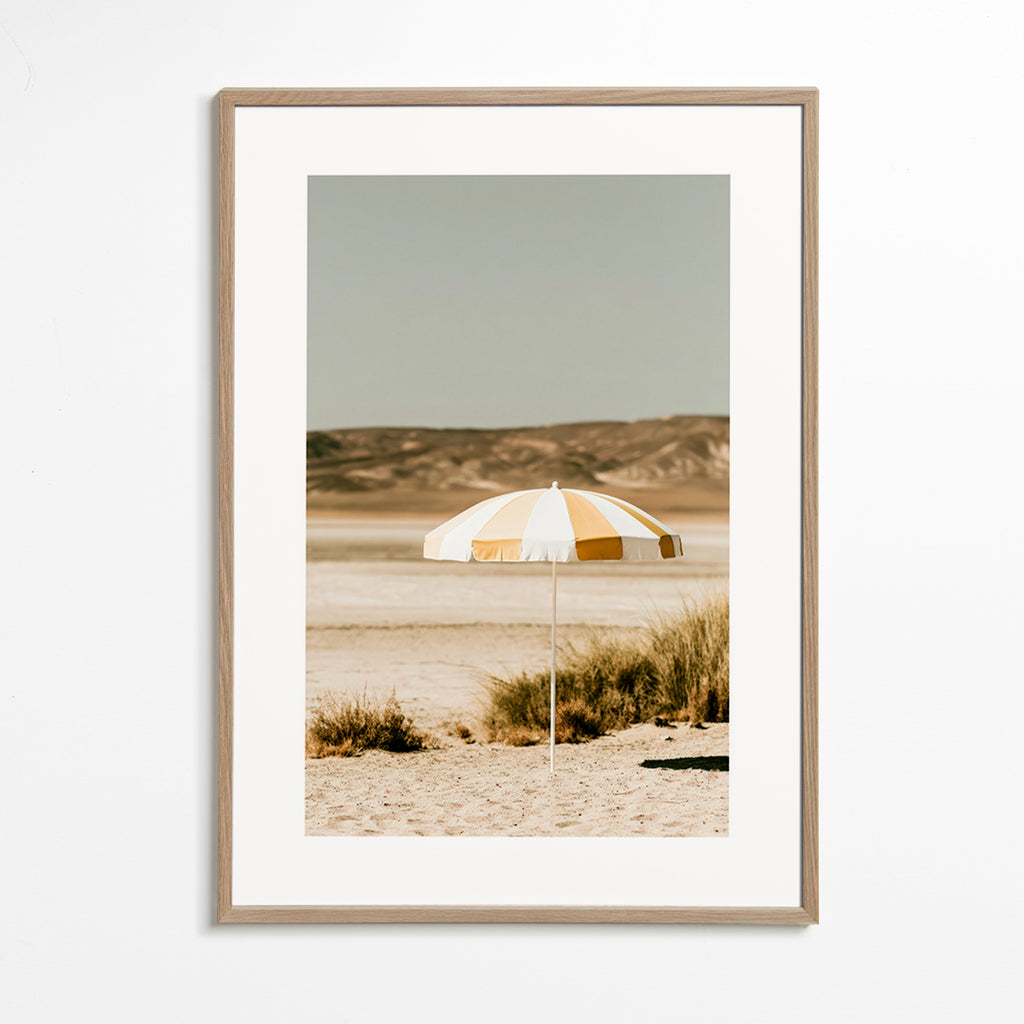 Art de paysage avec parasol de plage rayé