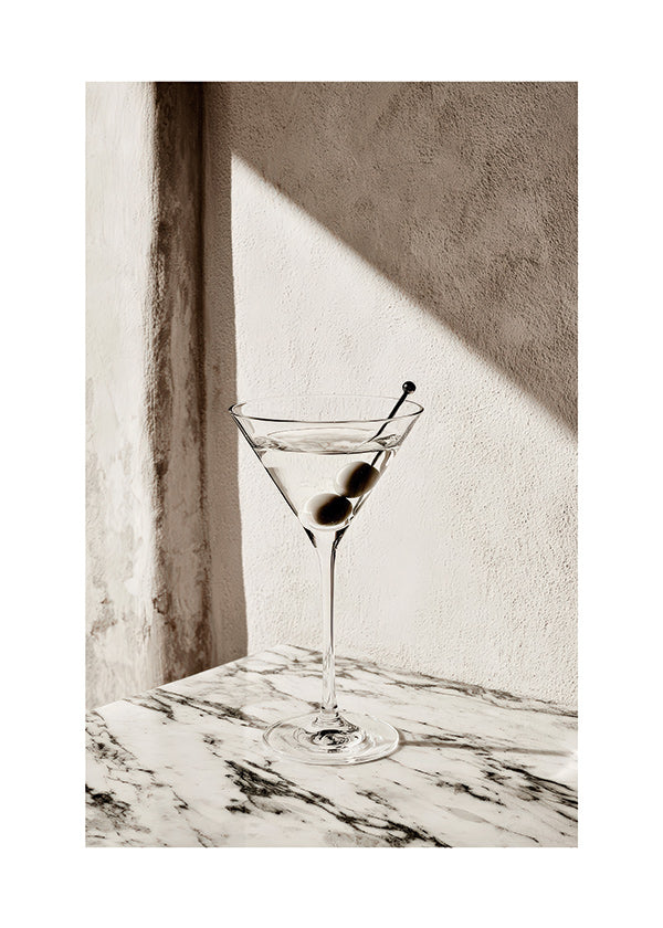 Art de cuisine Martini dans un verre sur marbre