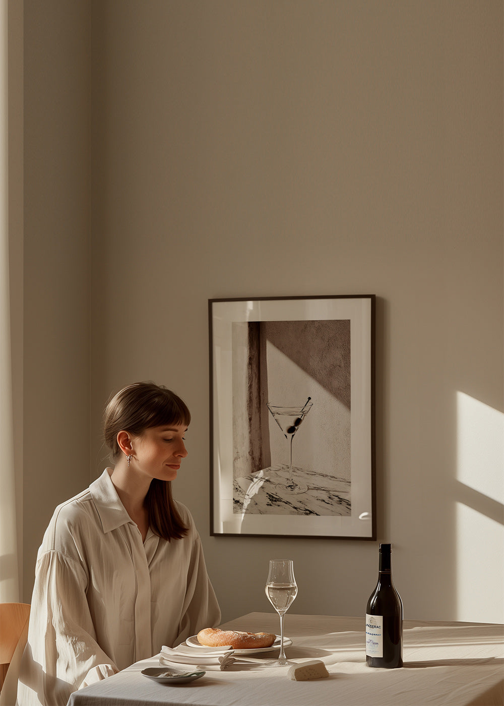 Art de cuisine Martini dans un verre sur marbre