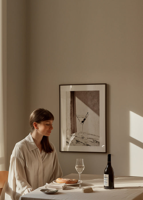 Art de cuisine Martini dans un verre sur marbre