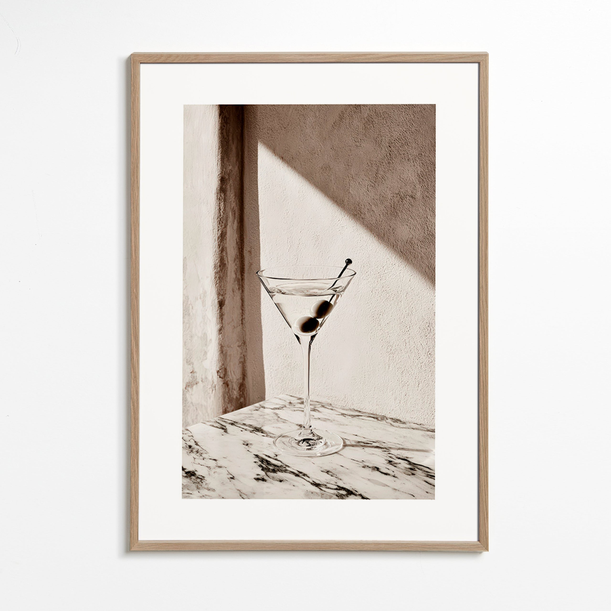 Art de cuisine Martini dans un verre sur marbre
