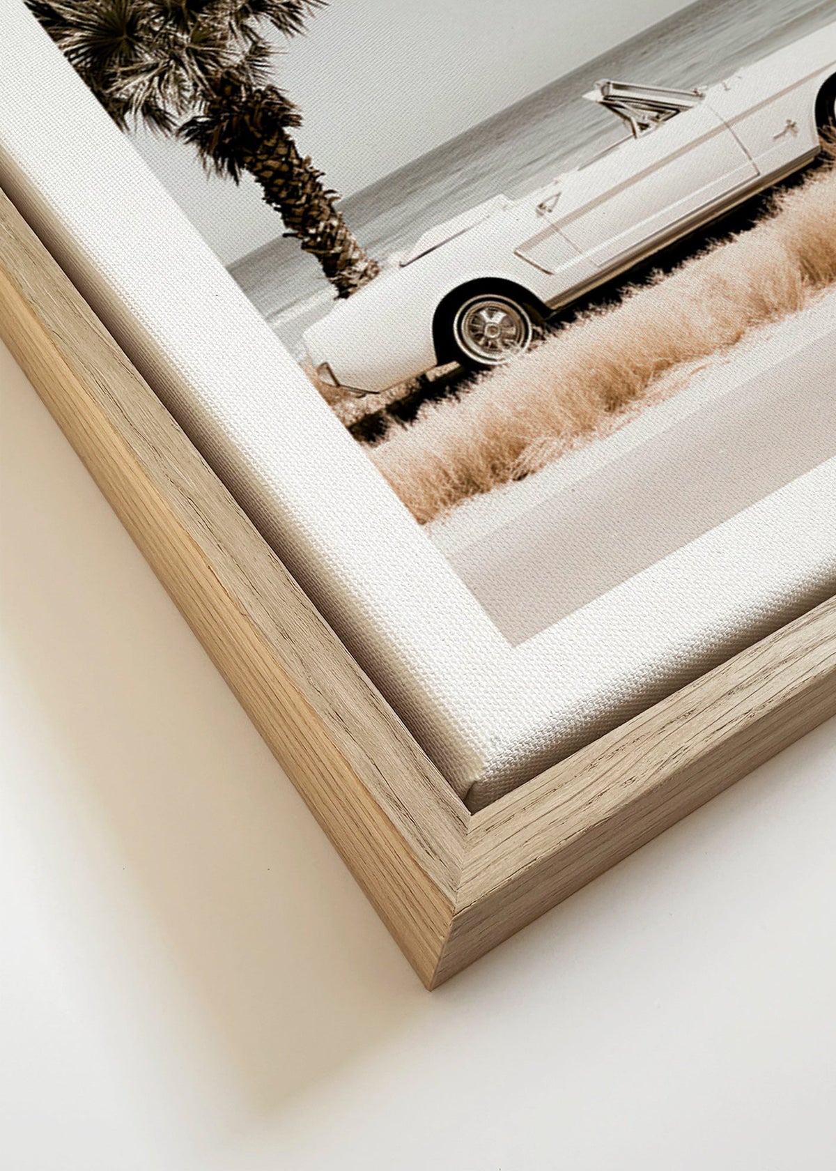 Photographie voiture vintage au bord de la mer