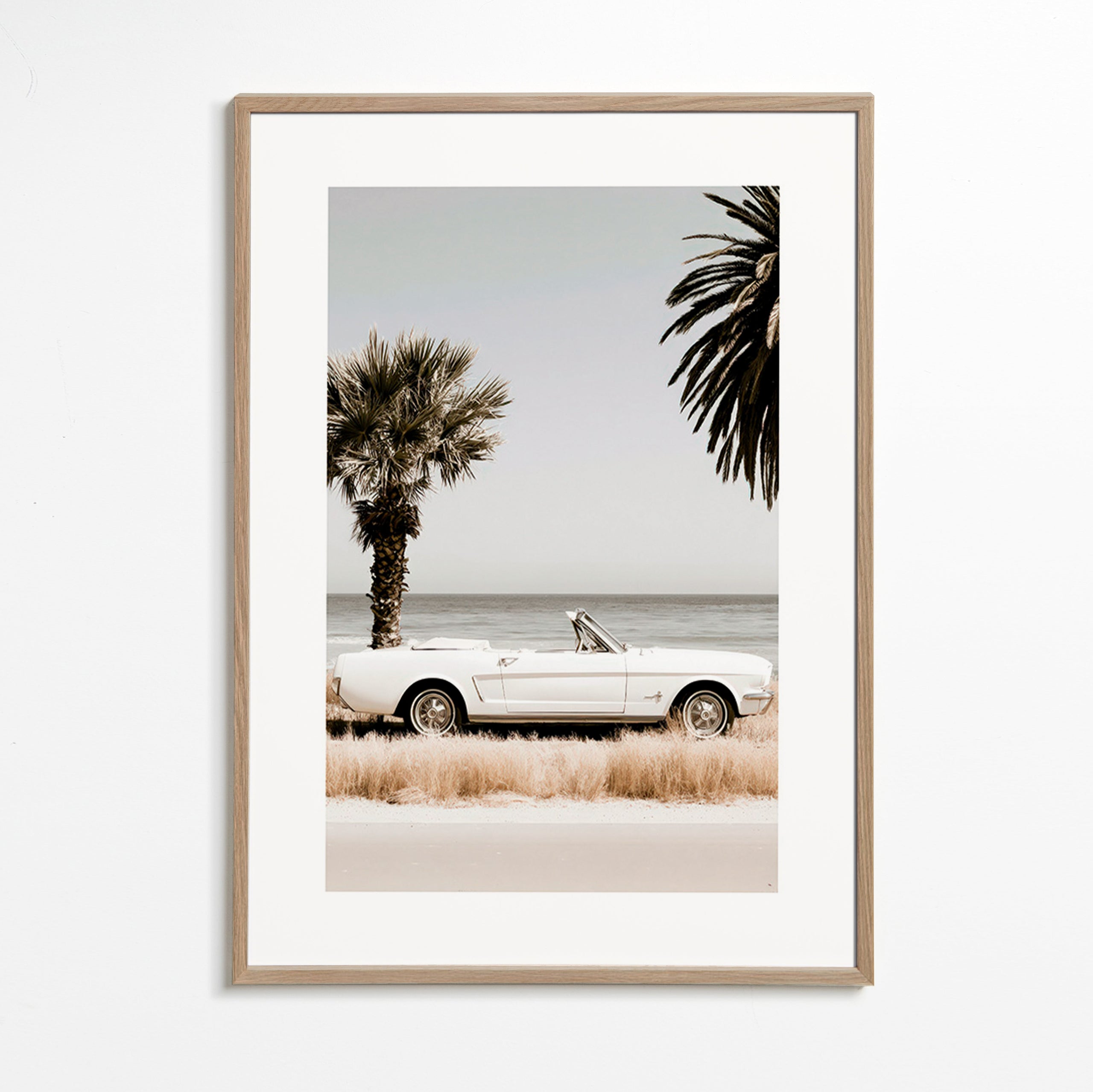 Photographie voiture vintage au bord de la mer