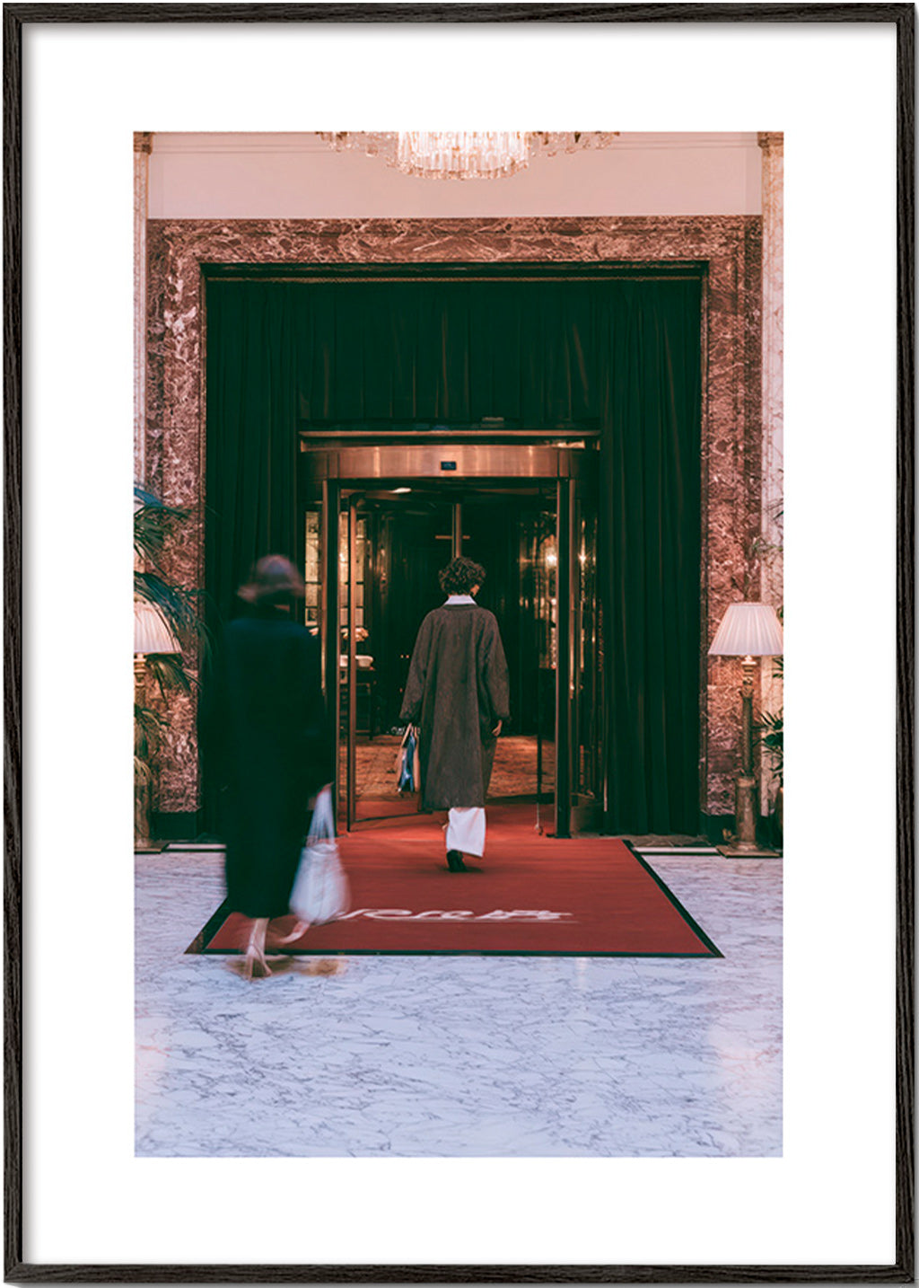 Photographie d'entrée d'hôtel avec tapis rouge