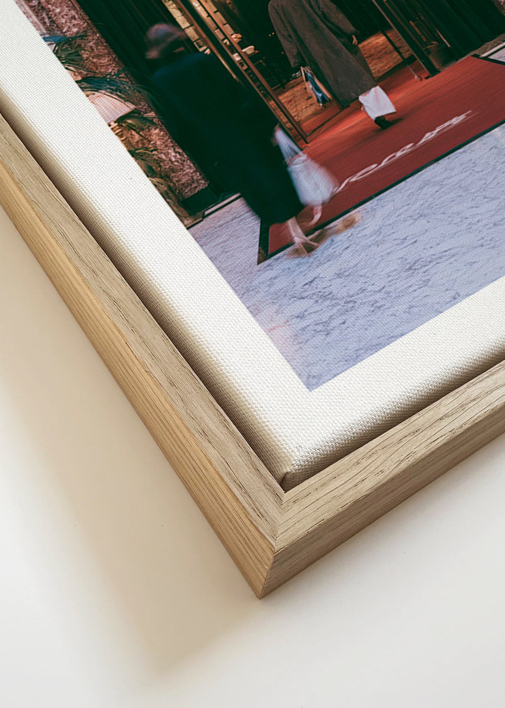 Photographie d'entrée d'hôtel avec tapis rouge