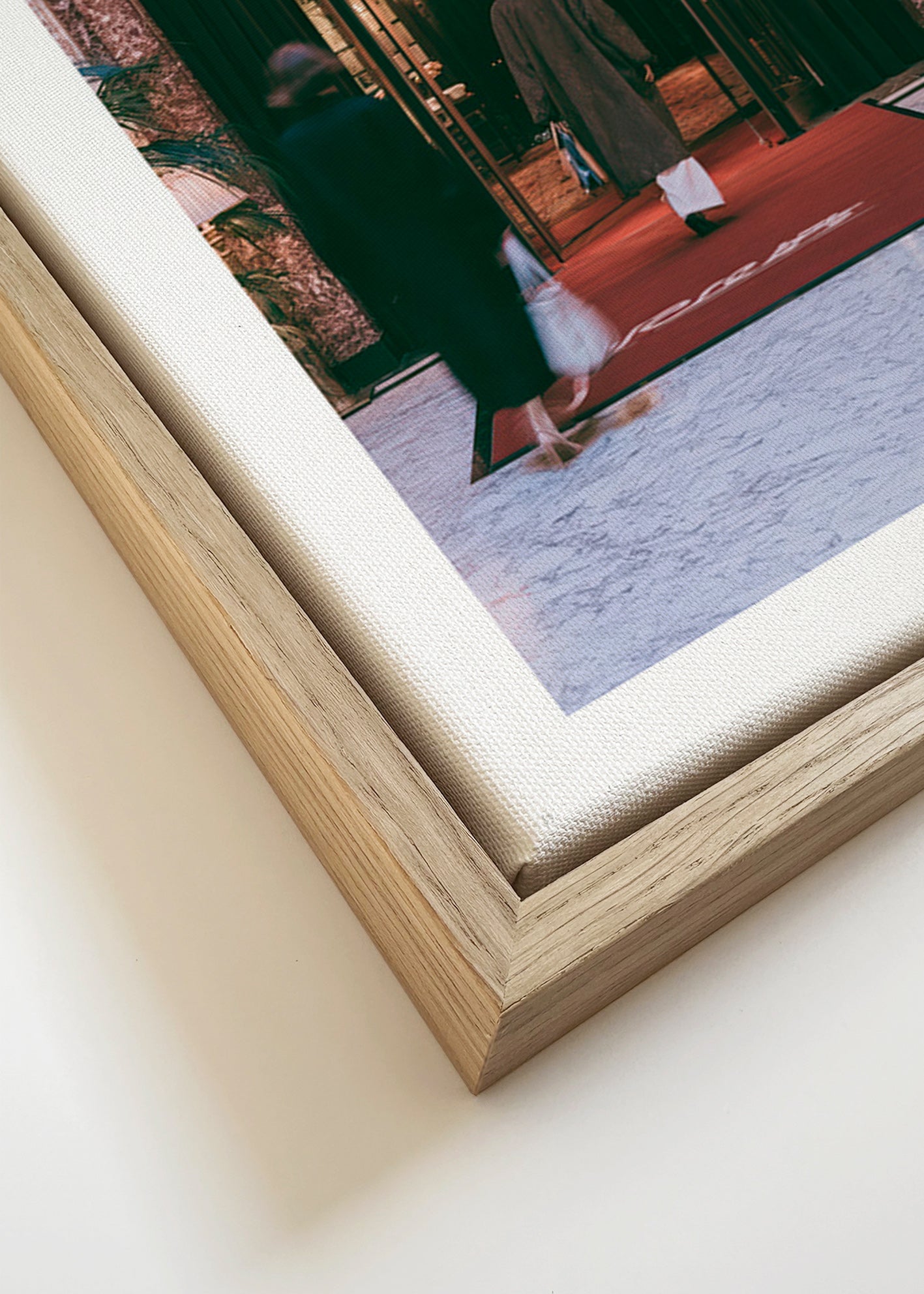 Photographie d'entrée d'hôtel avec tapis rouge
