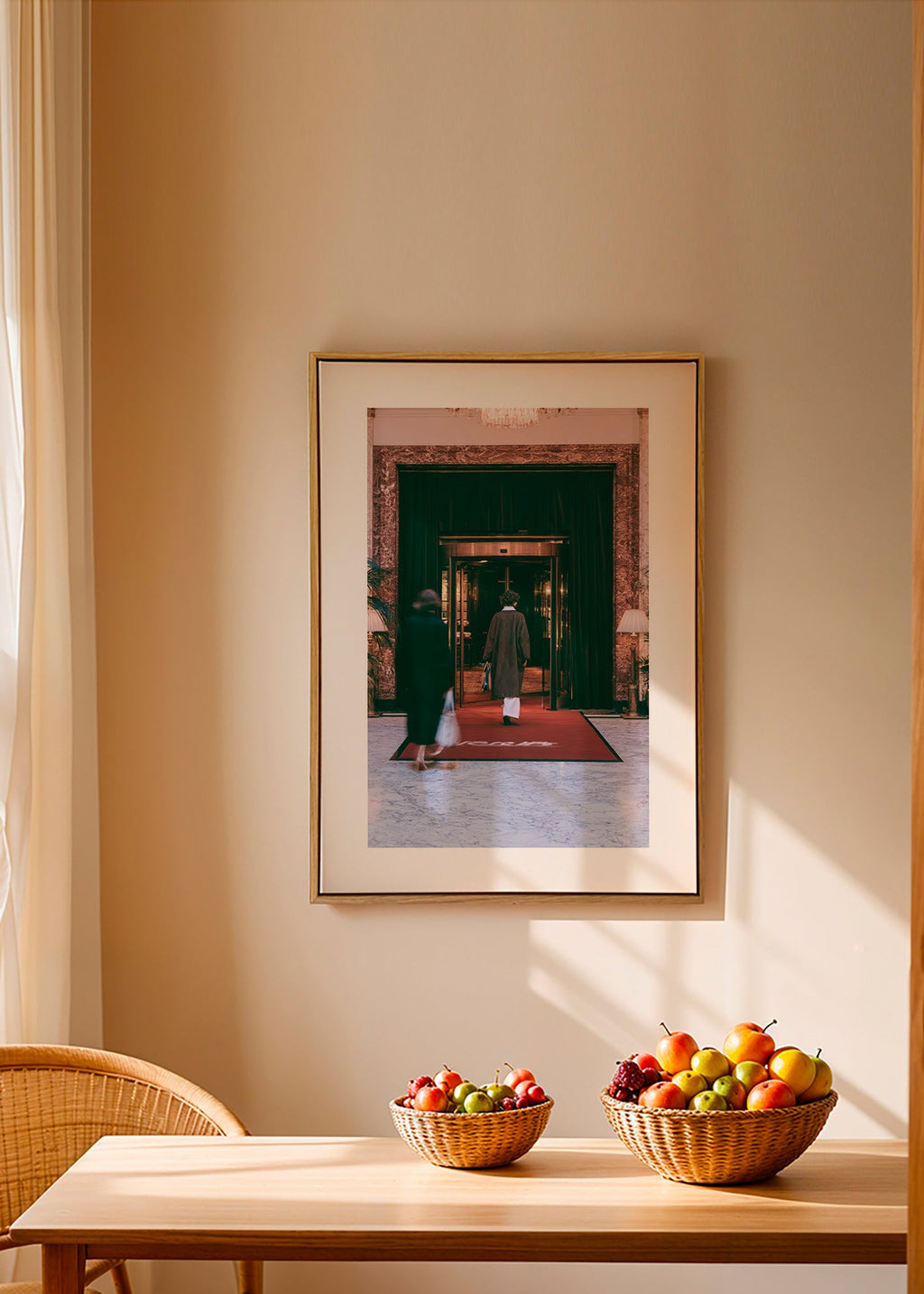 Photographie d'entrée d'hôtel avec tapis rouge