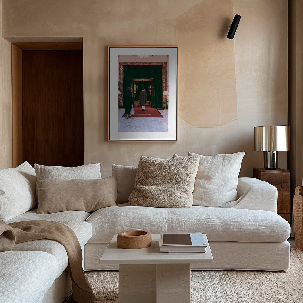 Photographie d'entrée d'hôtel avec tapis rouge