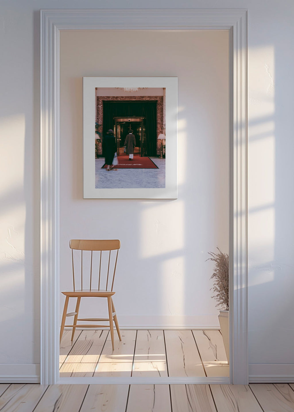 Photographie d'entrée d'hôtel avec tapis rouge