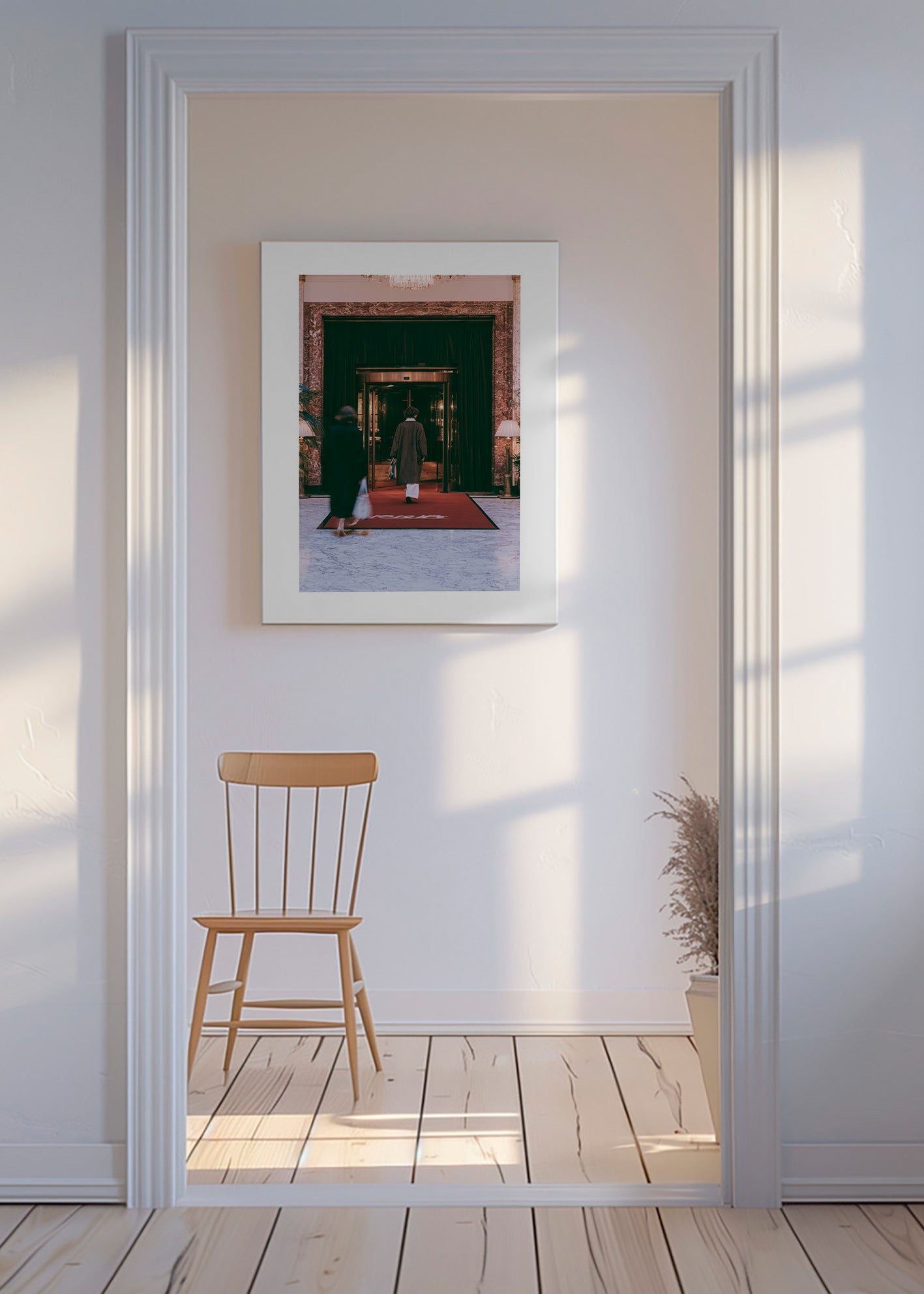 Photographie d'entrée d'hôtel avec tapis rouge