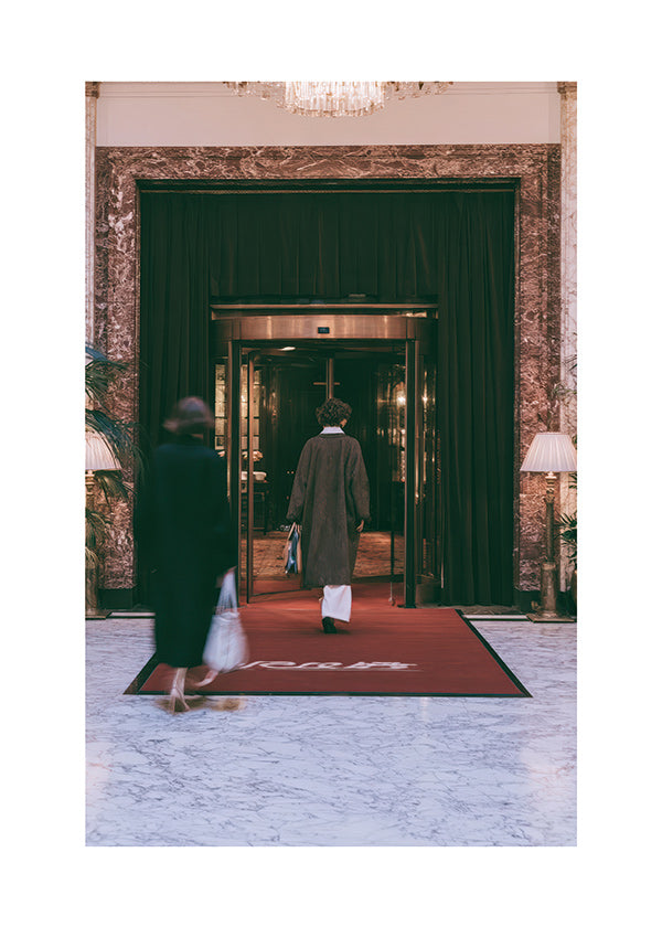 Photographie d'entrée d'hôtel avec tapis rouge