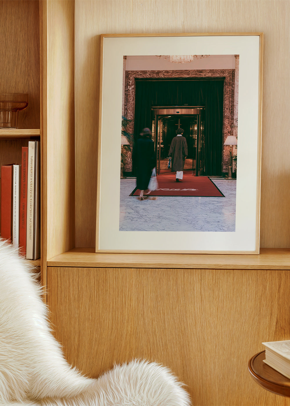 Photographie d'entrée d'hôtel avec tapis rouge