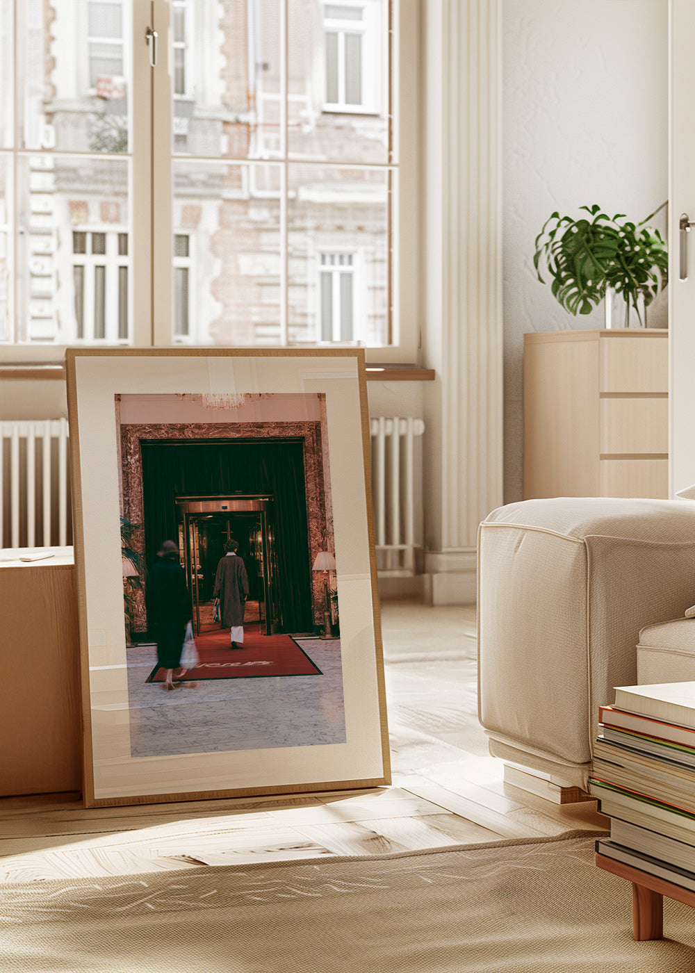 Photographie d'entrée d'hôtel avec tapis rouge
