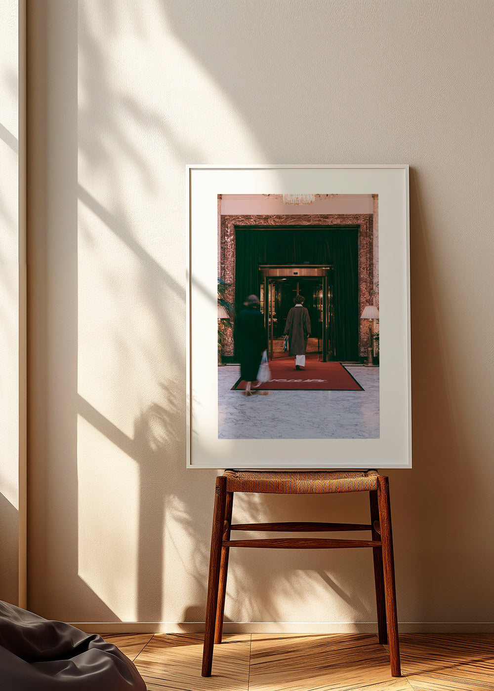 Photographie d'entrée d'hôtel avec tapis rouge