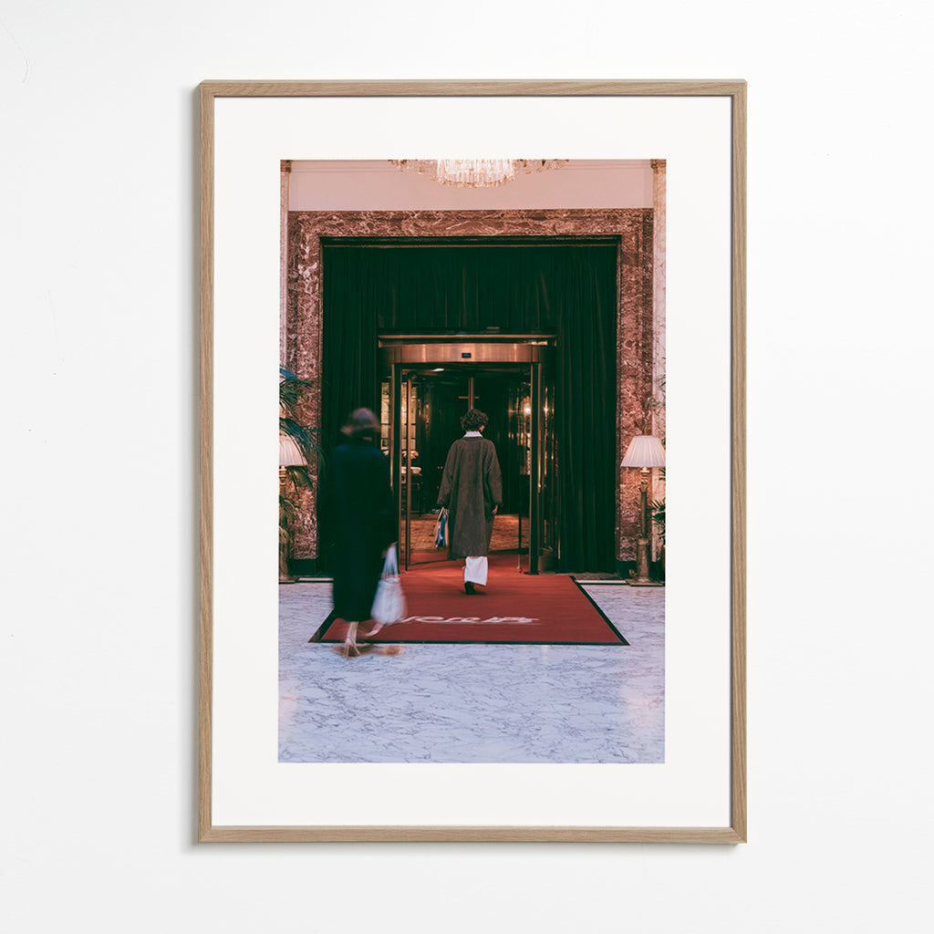 Photographie d'entrée d'hôtel avec tapis rouge
