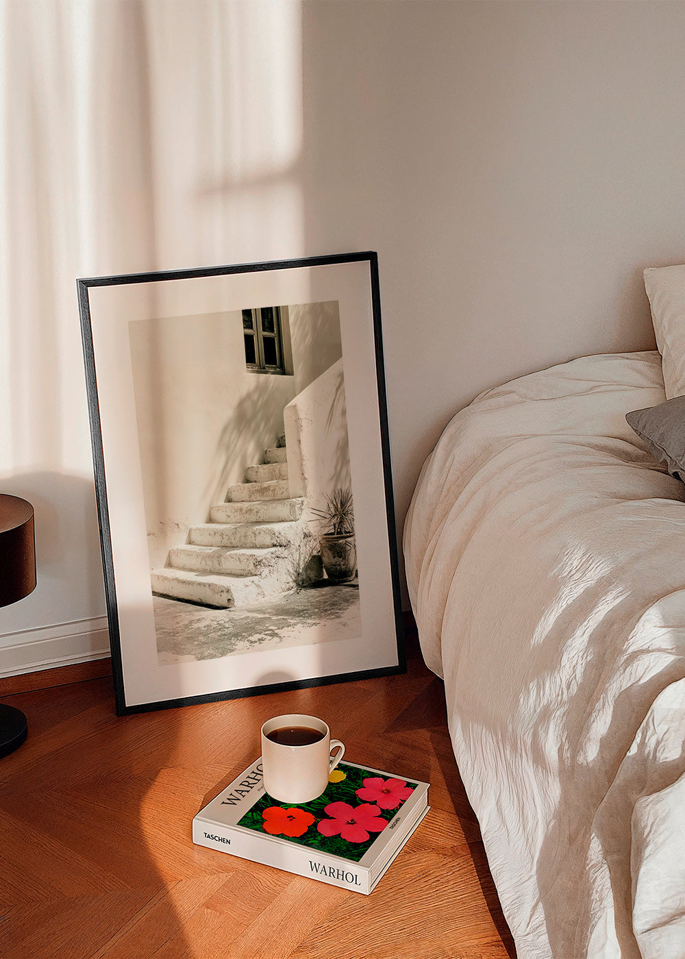 Photograph de marches blanches avec plante