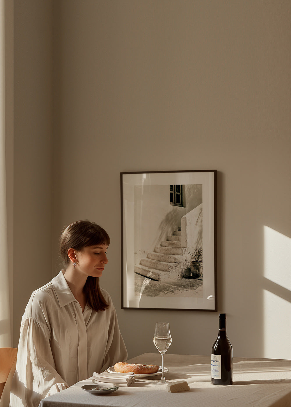 Photograph de marches blanches avec plante