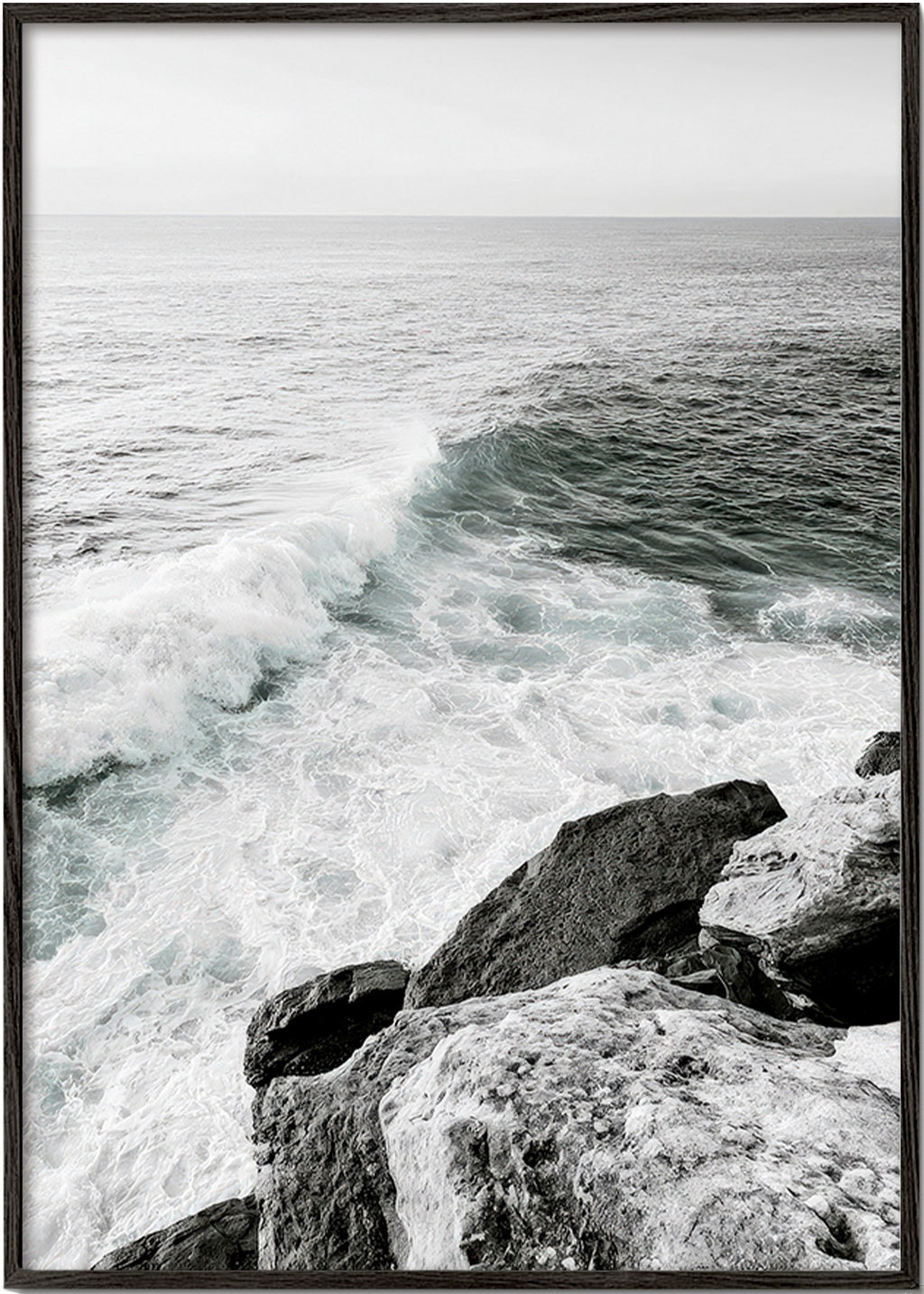 Art de paysage: falaise et vague en noir et blanc