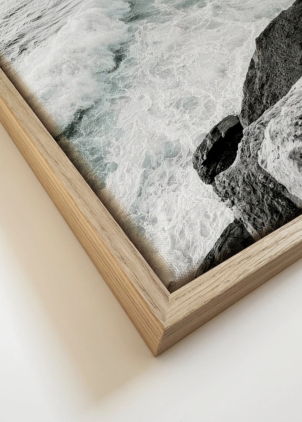 Art de paysage: falaise et vague en noir et blanc