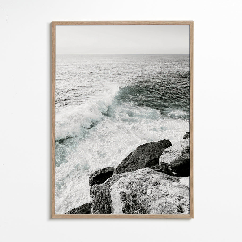 Art de paysage: falaise et vague en noir et blanc