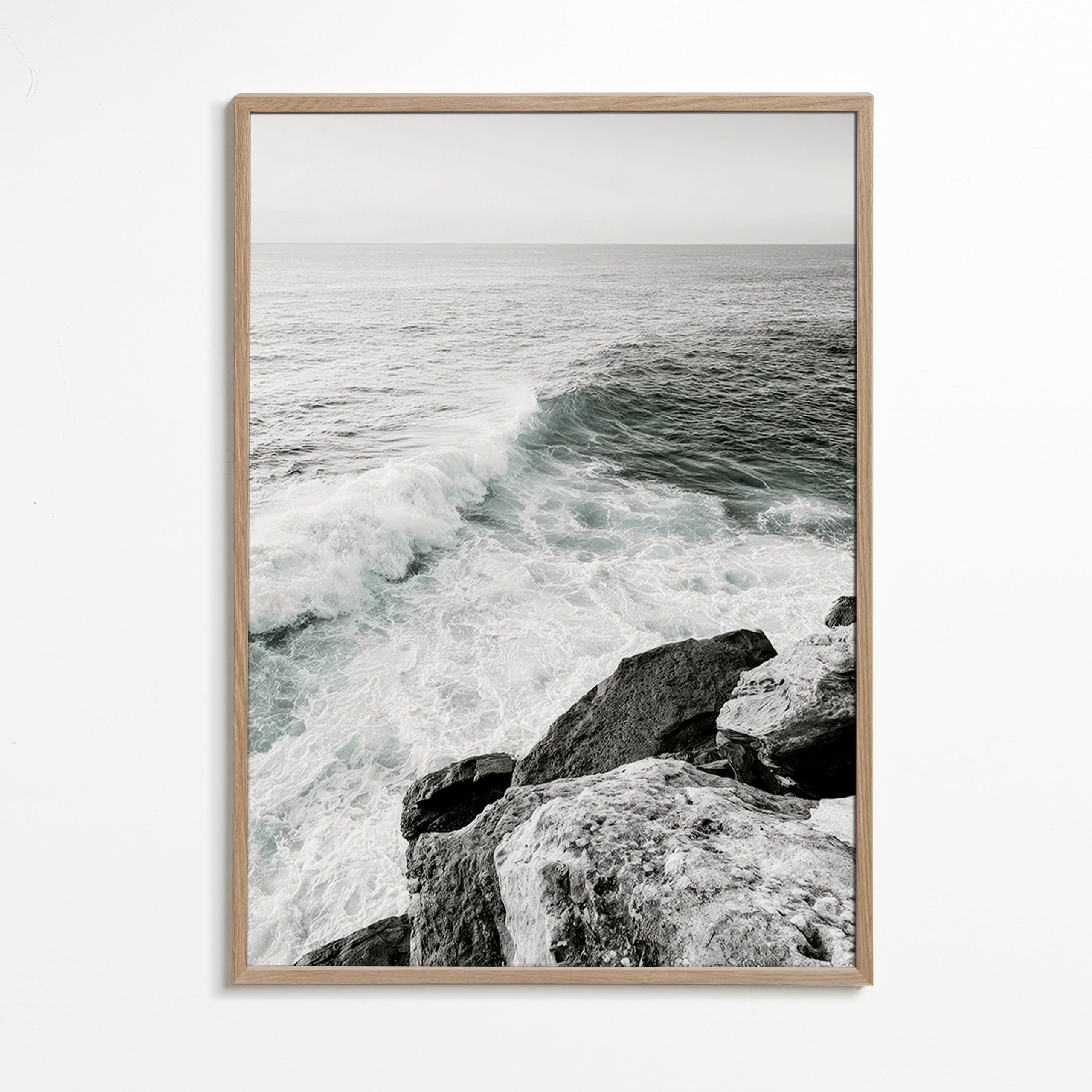 Art de paysage: falaise et vague en noir et blanc