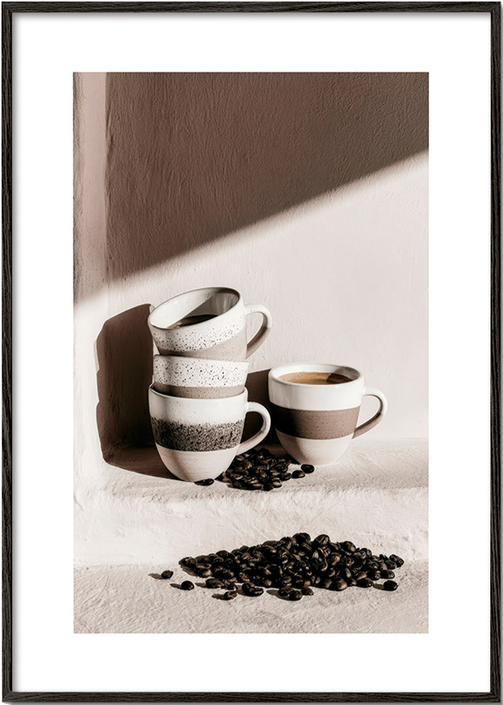 Art de cuisine avec tasses empilées et grains de café