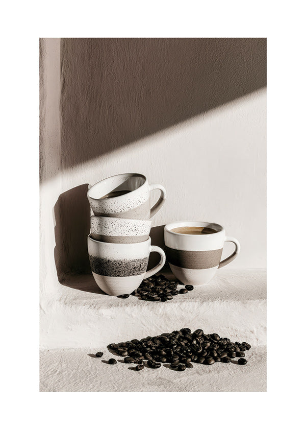 Art de cuisine avec tasses empilées et grains de café