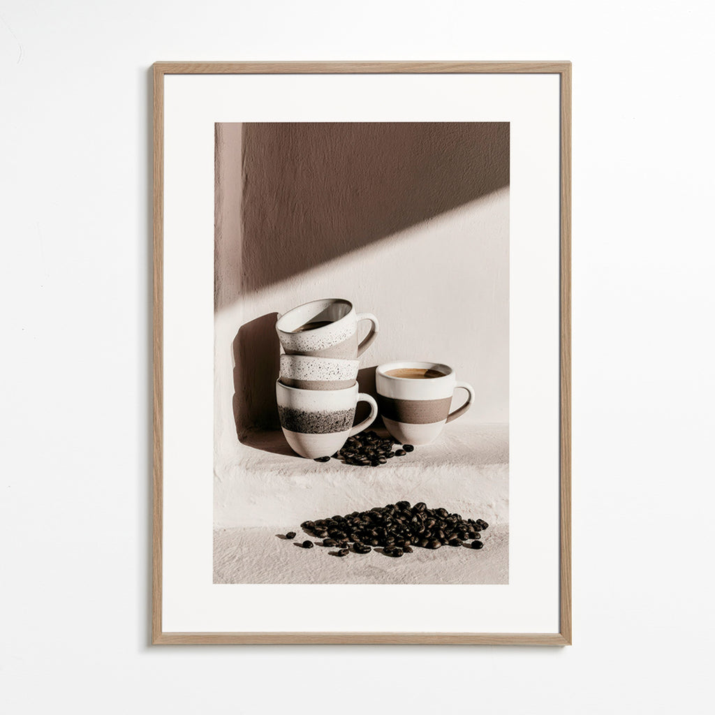 Art de cuisine avec tasses empilées et grains de café