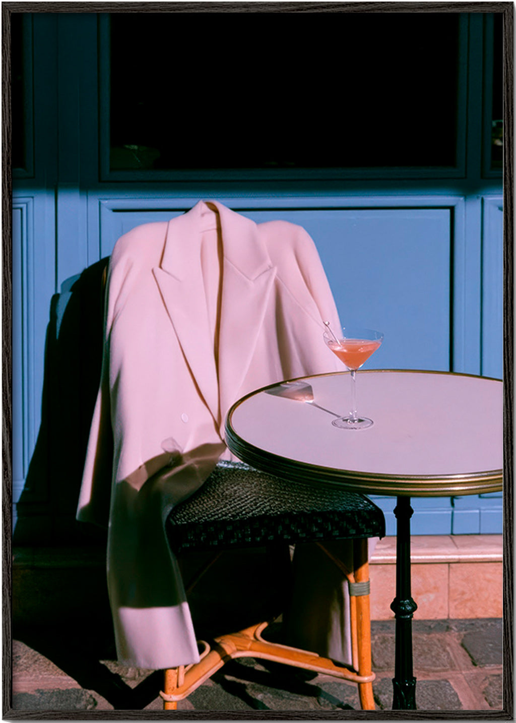 Photographie veste rose et cocktail en terrasse