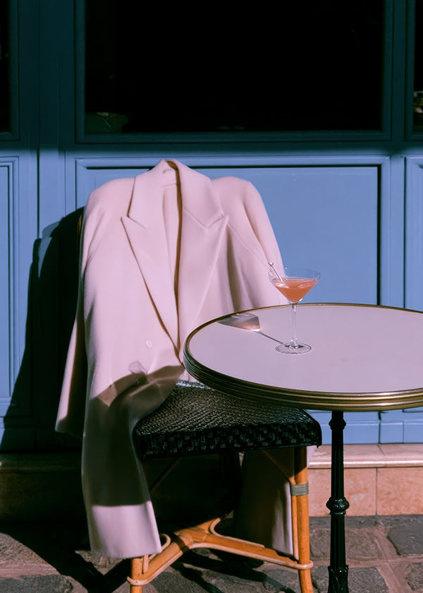 Photographie veste rose et cocktail en terrasse