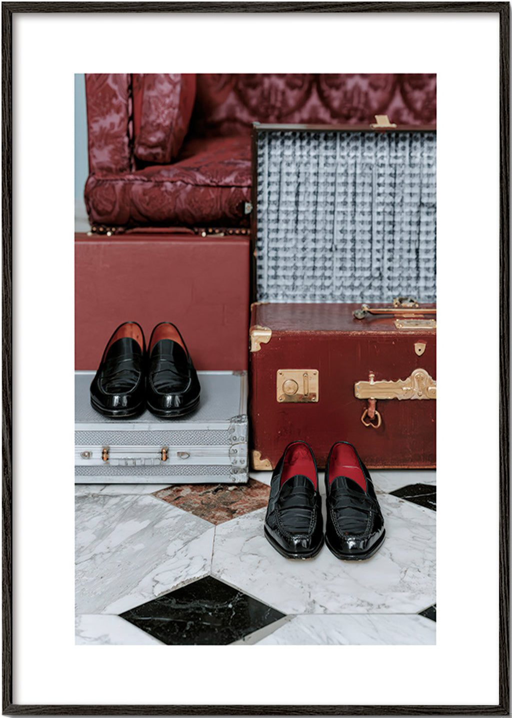 Tableau de voyage avec malles vintage et mocassins lustrés