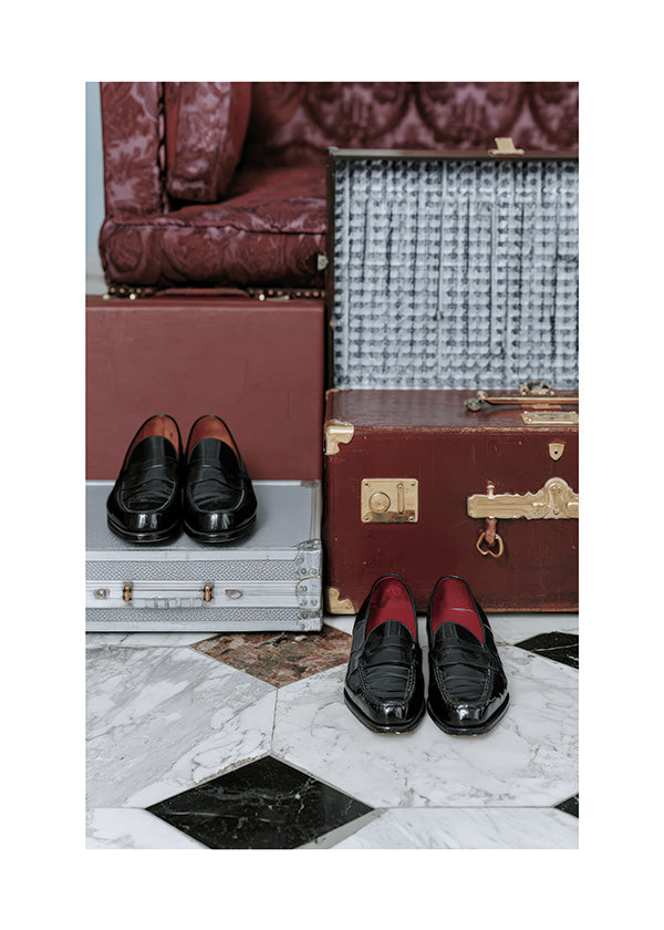 Tableau de voyage avec malles vintage et mocassins lustrés