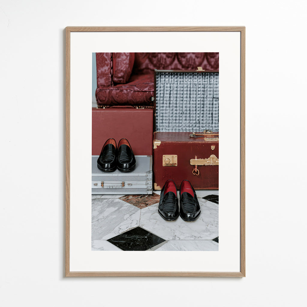 Tableau de voyage avec malles vintage et mocassins lustrés