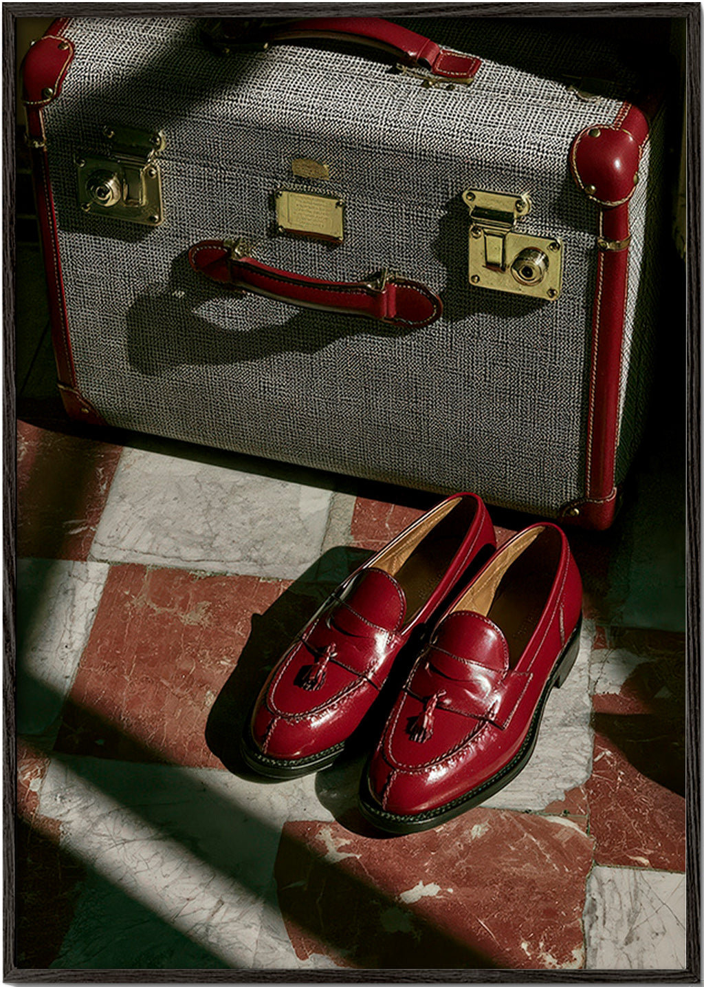 Photographie de voyage: valise vintage et mocassins rouges