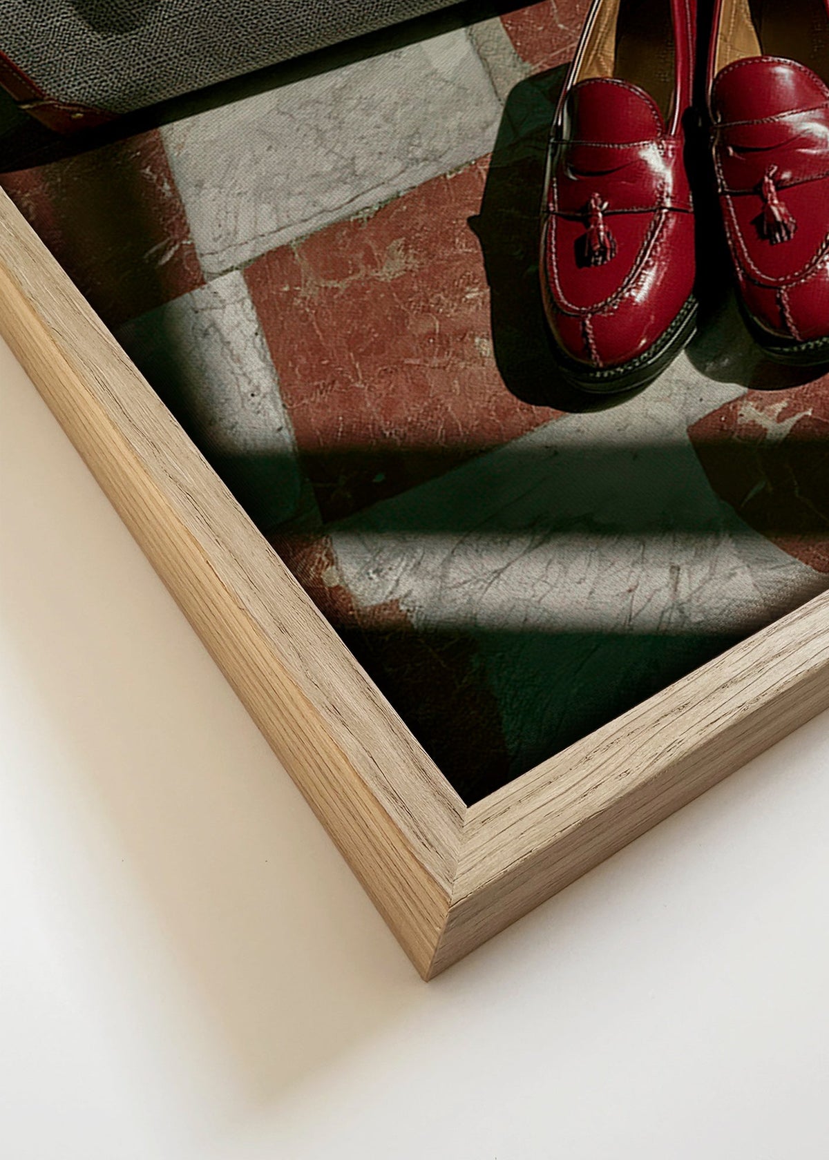 Photographie de voyage: valise vintage et mocassins rouges