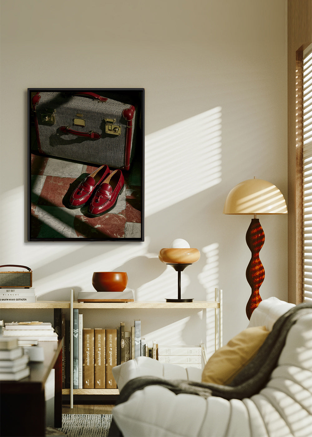 Photographie de voyage: valise vintage et mocassins rouges